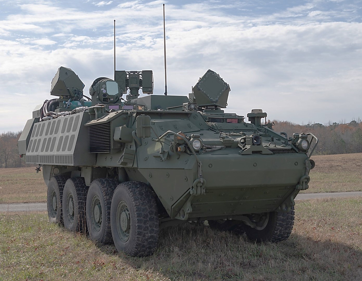 裝設 50 千瓦級高能雷射的 Stryker DE M-SHORAD 裝甲車