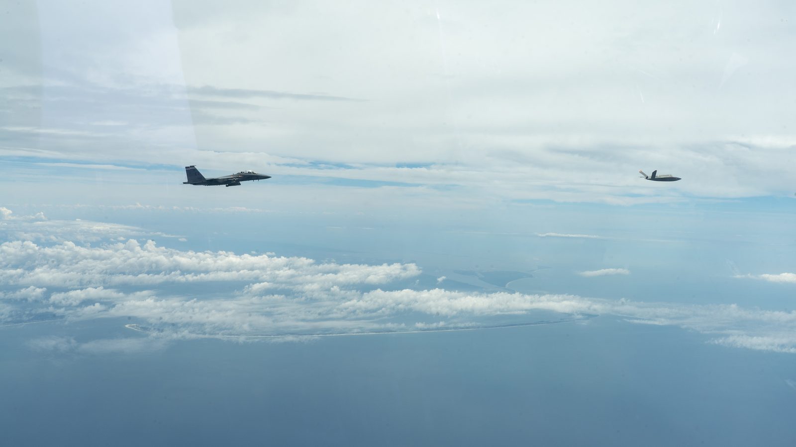 F-15E 戰機與由 AI 操控的 XQ-58A Valkyrie 無人機編隊飛行
