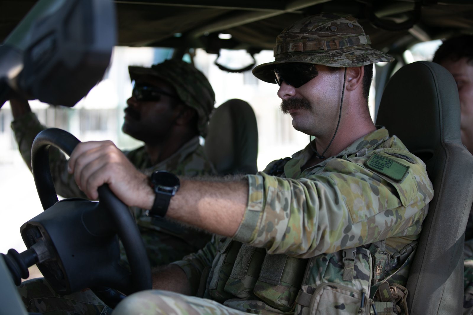一輛步兵班用車（ISV）停放在訓練場上，官兵正準備登車